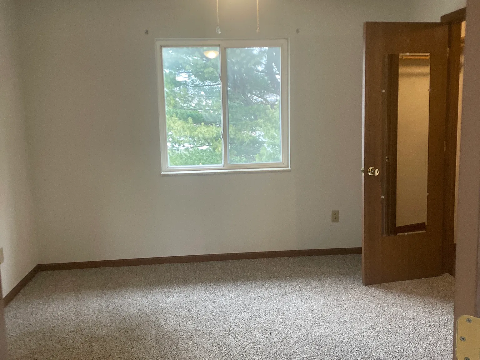 2612 Eastview Dr — Photo 3