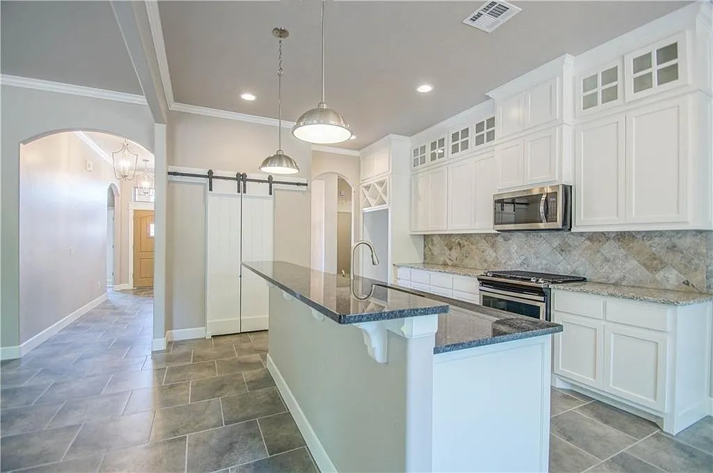 4 bed, 2700 sqft, $3,695 — Photo 4