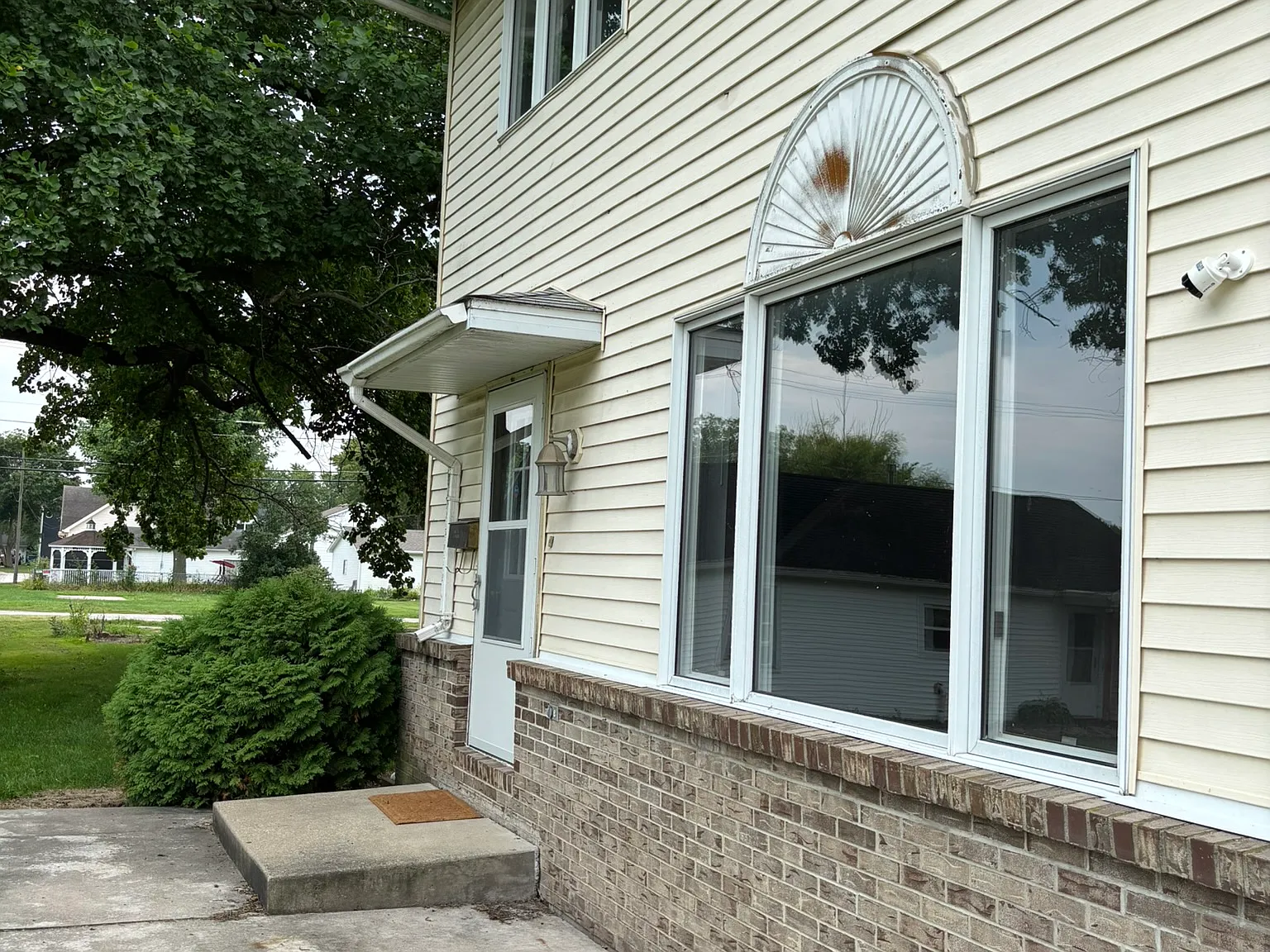 3 bed, 1.5 bath, $1,550 — Photo 2