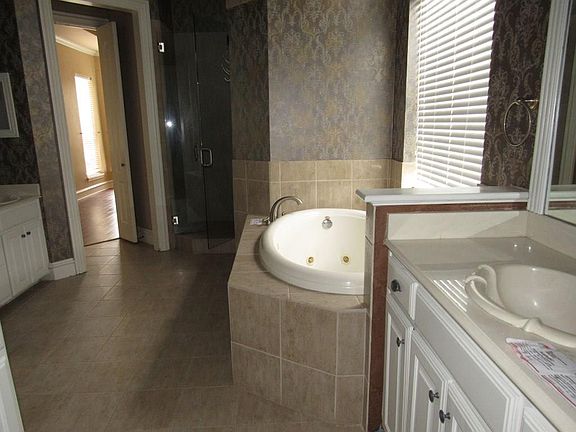 5th image of 1301 Lakeview Dr