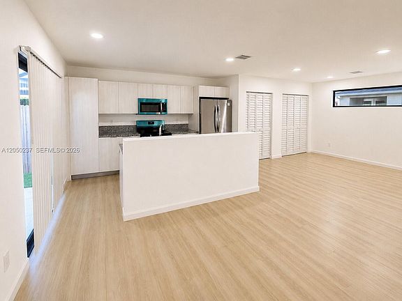 5th image of 552 NW 7th St #6