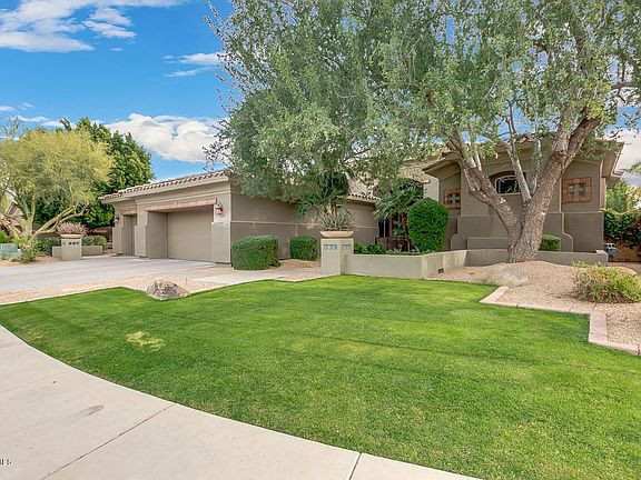BEAUTIFUL FRONT YARD