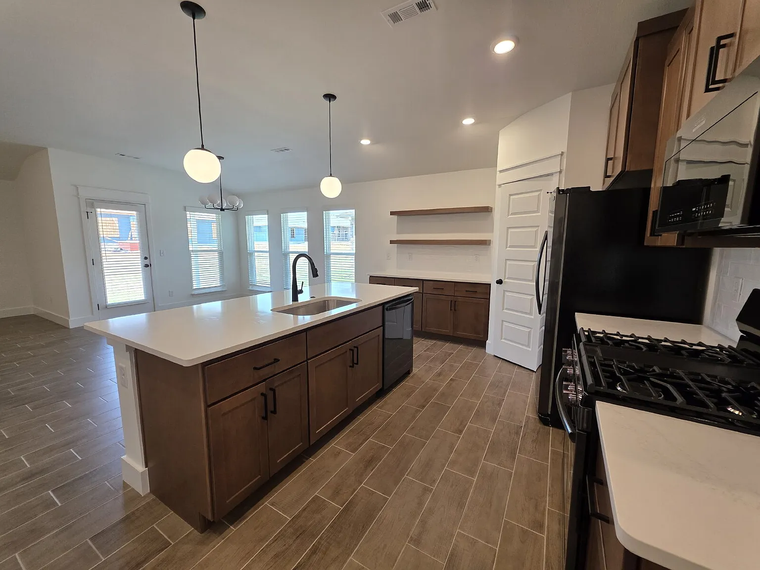 4 bed, 2.0 bath, $1,995 — Photo 2