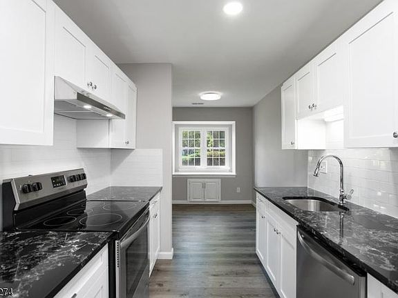 4th image of 99 Saint Anns Ct