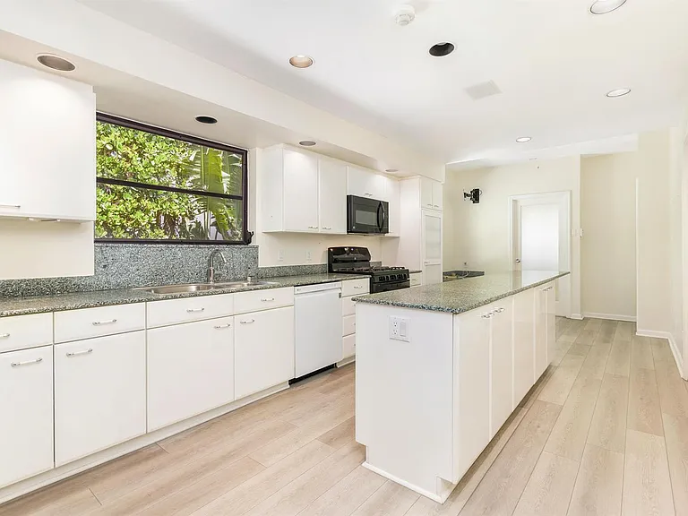 575 N Lake Way — Photo 11