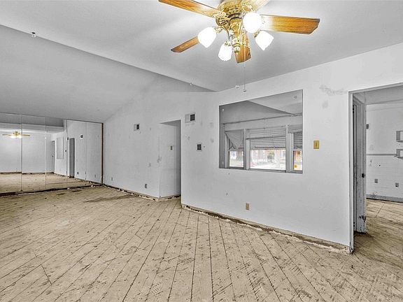 4th image of 7427 Wellington Ave