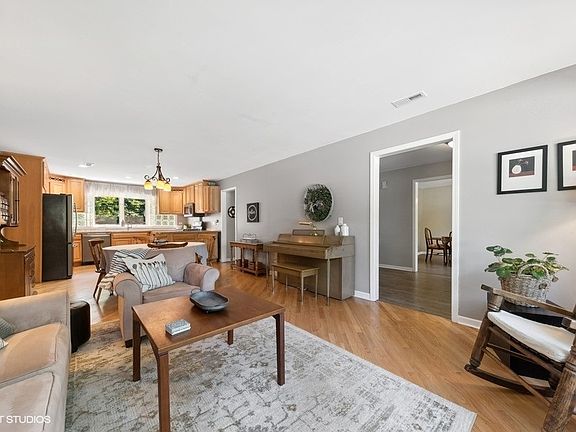4th image of 653 N Wren Ave