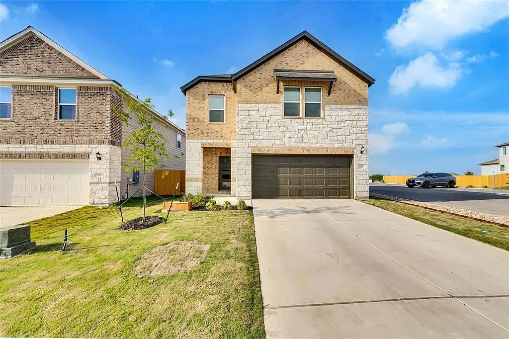 4 bed, 2.5 bath, 2319 sqft, $2,275 — Photo 2