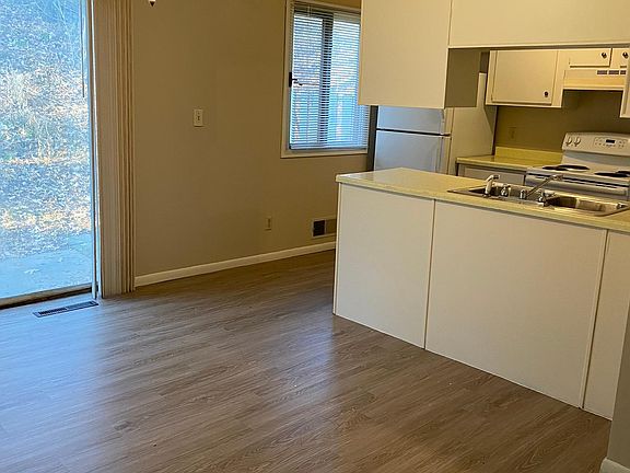 5th image of 2094 Highwood Ave E
