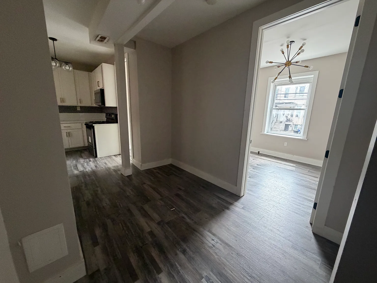 3 bed, 900 sqft, $2,075 — Photo 3
