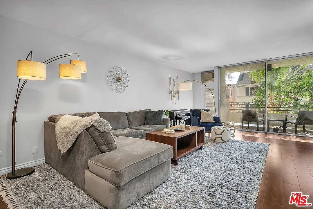 1 bed, 1.5 bath, 1081 sqft, $2,995 — Photo 3