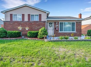 15261 Common Rd, Roseville, MI 48066