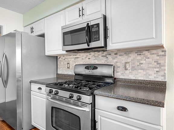 4th image of 916 Turner Dr NE