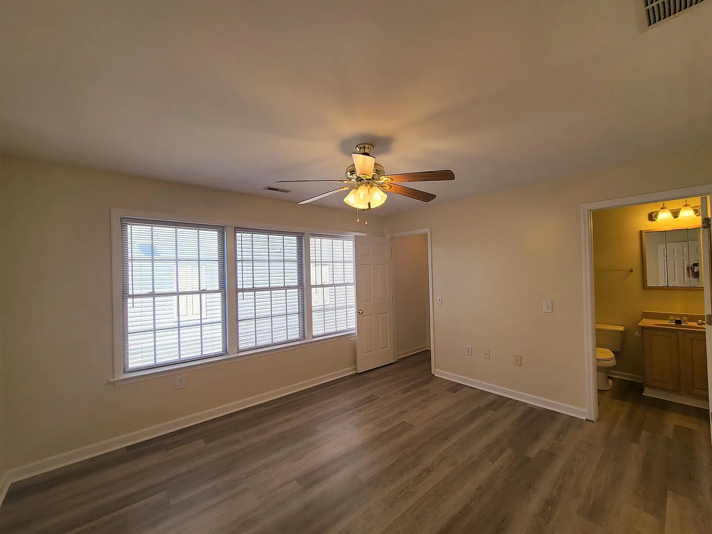 Newly Renovated - 2 Bedroom, 2.5 Bath Townhome Near Med Center - Available 08/05! — Photo 2