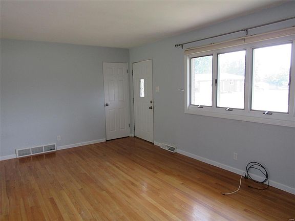 3rd image of 947 Cedar Dr