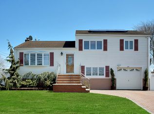 223 Muncy St, Lindenhurst, NY 11757