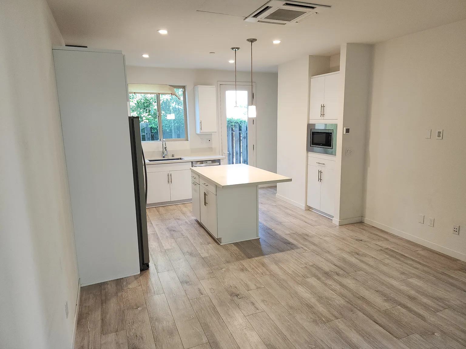 2 bed, 2.5 bath, 1045 sqft, $2,200 — Photo 3