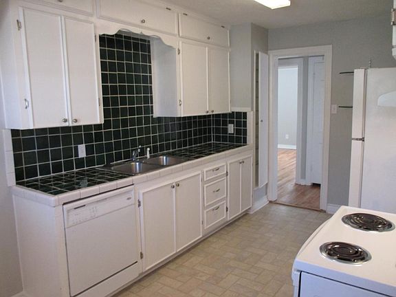 Kitchen - appliances provided