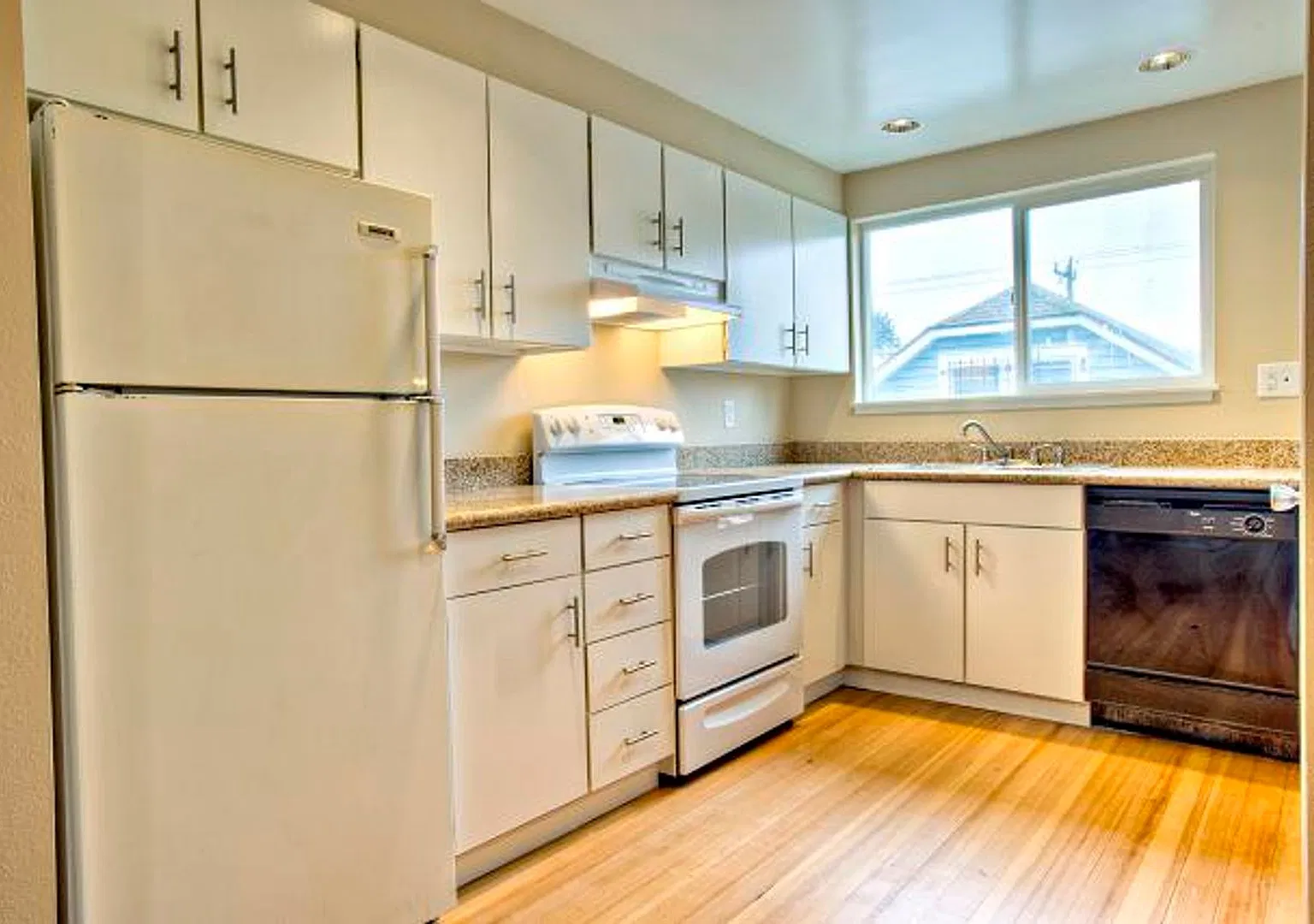 Top Floor 2bed/1bath Apartment in Convenient Columbia City Location! — Photo 1