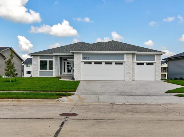 18051 Tanglewood Dr, Clive, IA 50325