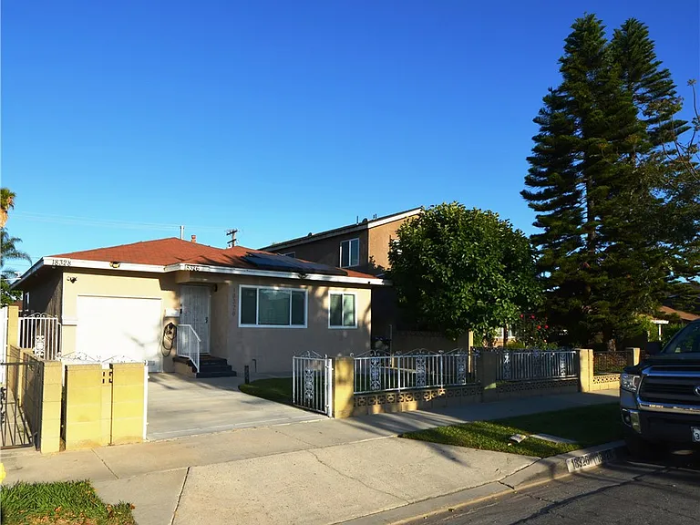 18328 Devlin Ave — Photo 4