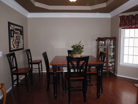 Formal Dining Room with Tray Ceiling