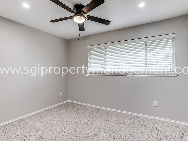 4616 W Lovers Ln — Photo 9