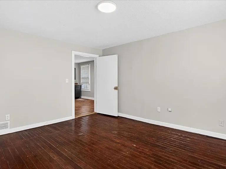 413 E Ormsby Ave — Photo 7
