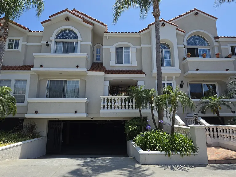 1076 S Orange Grove Ave #1 — Photo 1