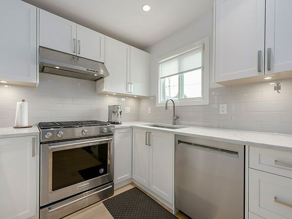 5th image of 5051 Sherbrooke St