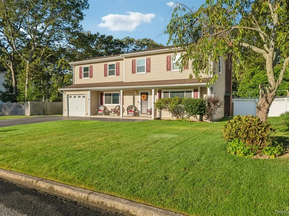 27 Parkridge Circle, Port Jefferson Station, NY 11776