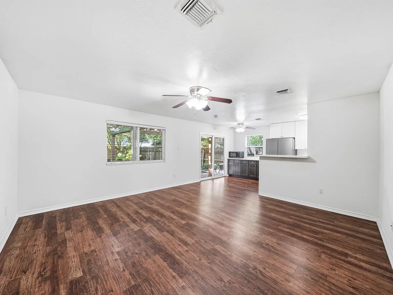 3 bed, 2.5 bath, 1308 sqft, $2,000 — Photo 3
