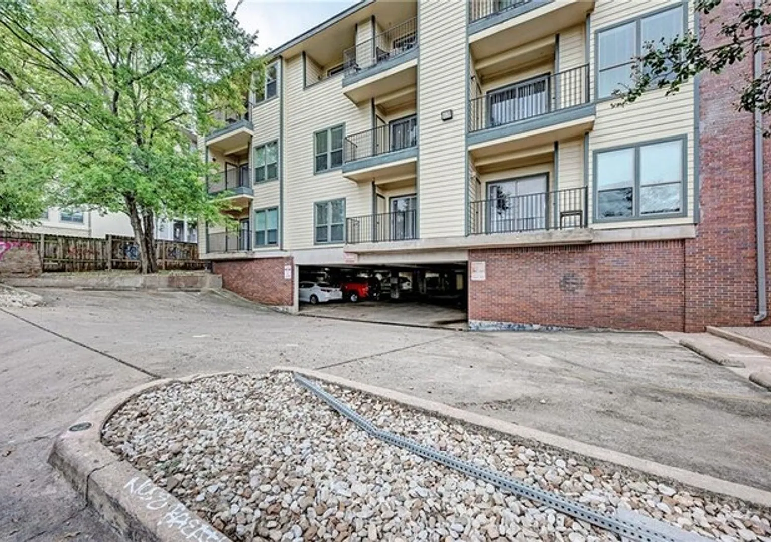 Immediate Move In - 2 Bed 2 Bath — Photo 4