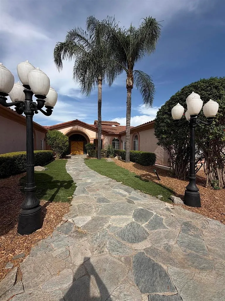 5 bed, 4.5 bath, 5461 sqft, $7,000 — Photo 1