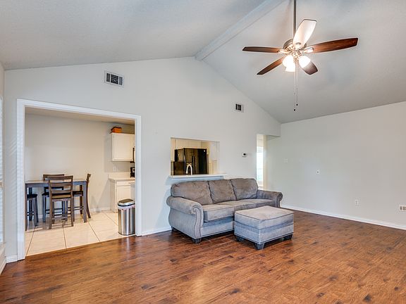 5th image of 4204 Glen Hollow Cir