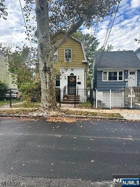 1st image of 215 Linden Avenue