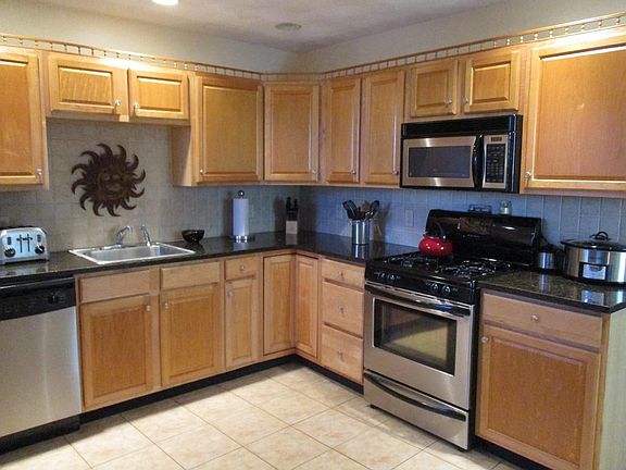 3rd image of 25 Somerset Ave APT 3