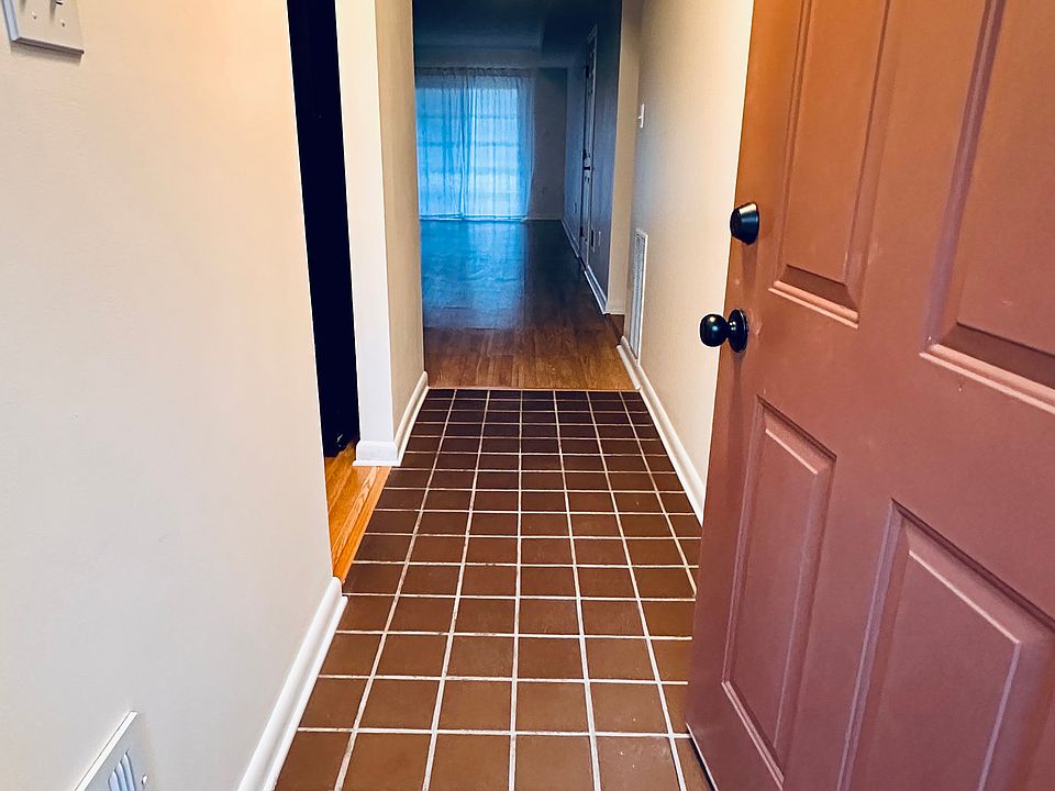 Front Entryway w/ Tile