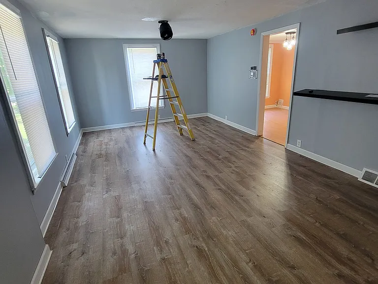 437 E Doty Ave — Photo 37