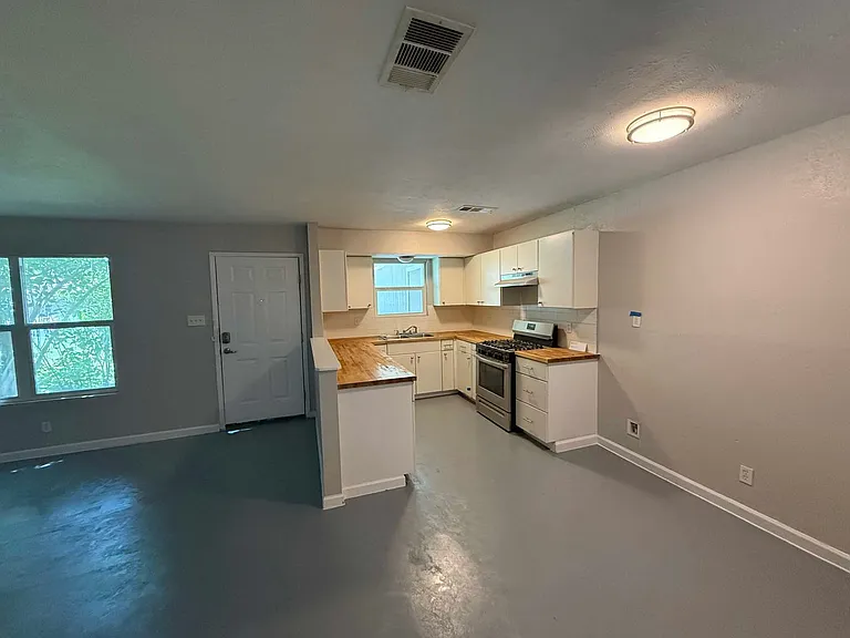 8209 Colony Loop Dr — Photo 3