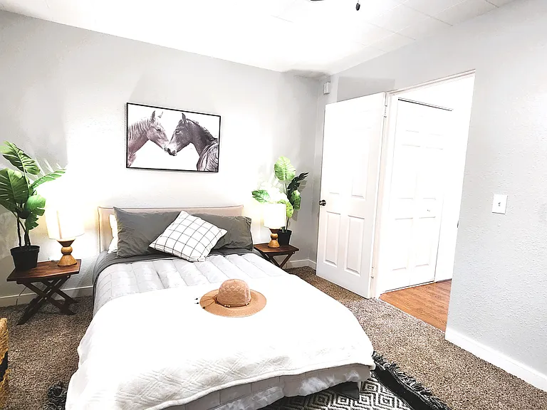 Hawaiian Apartments — Photo 27