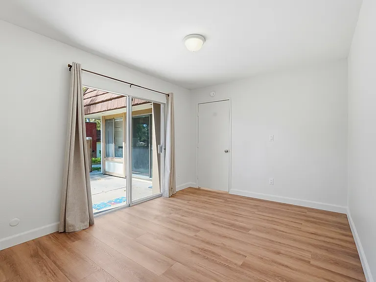 10432 Larwin Ave — Photo 6