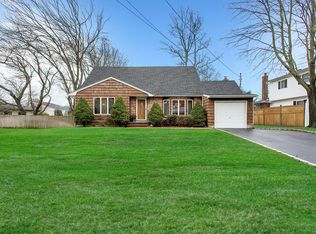 158 Russell Rd, Oakdale, NY 11769