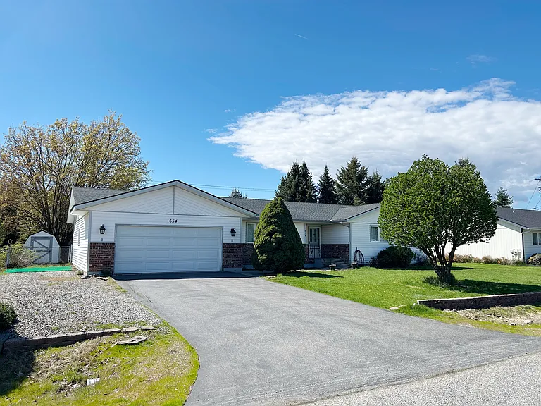 654 E Maple Pl — Photo 1