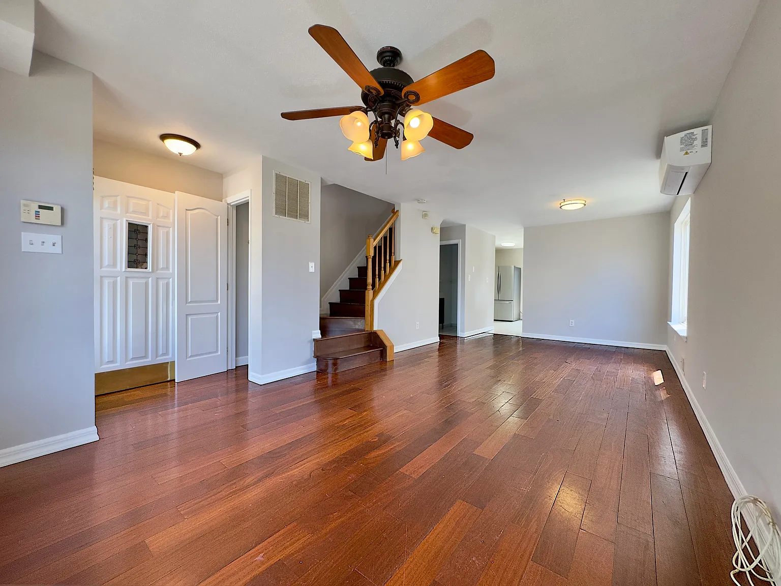 3 bed, 1.5 bath, 1400 sqft, $3,500 — Photo 2