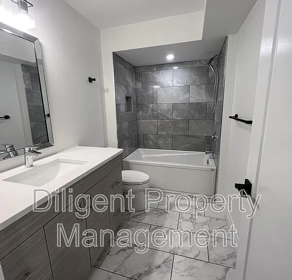 438 Bellevue St #UPPER — Photo 38