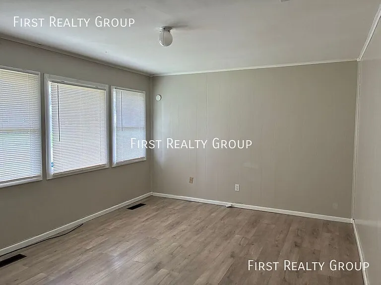 1498 Elaine St — Photo 2