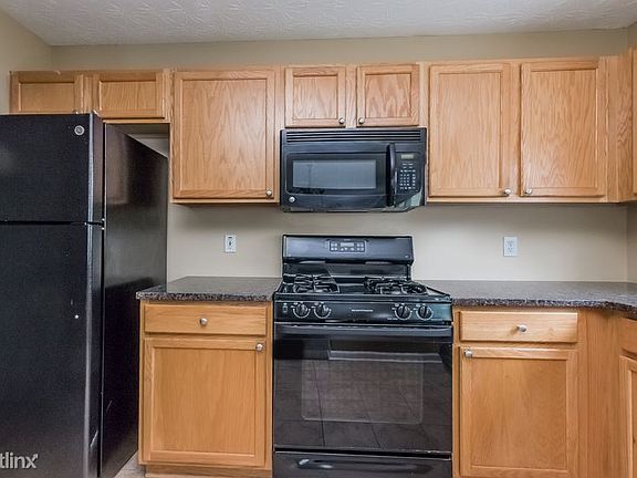 5th image of 932 W Oaks Dr