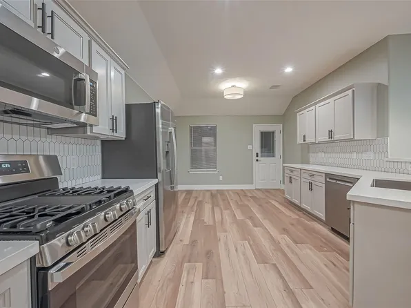 2 Garden Lodge Pl, The Woodlands, TX 77382