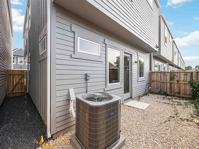 318 Charlock St — Photo 15